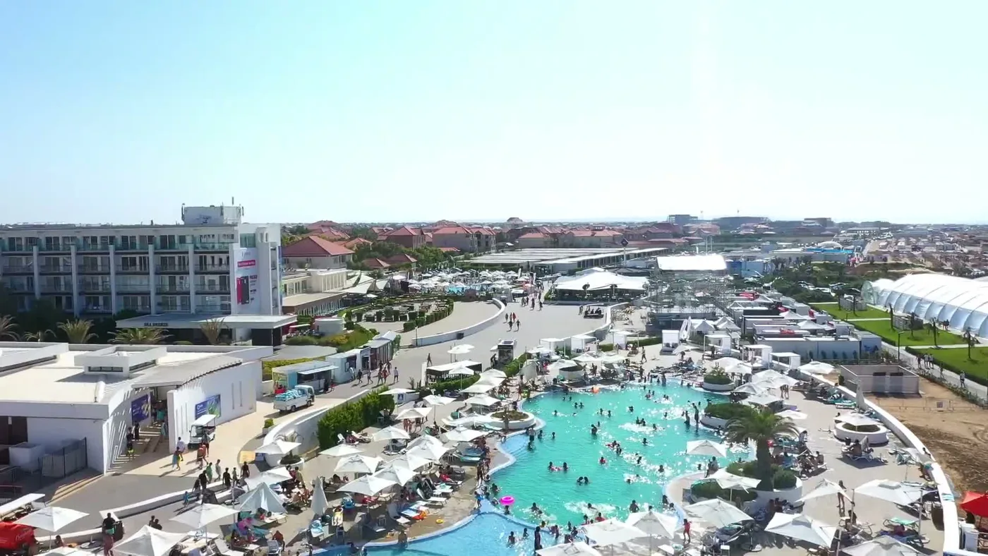 Шатёр справа, рядом бассейн Beach Club (лето 2022)