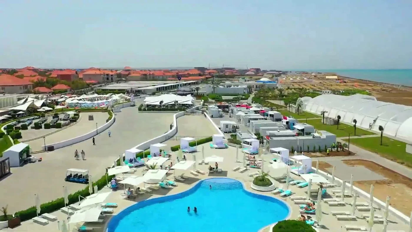 Шатёр справа у пляжа, впереди бассейн Beach Club (июнь 2022)