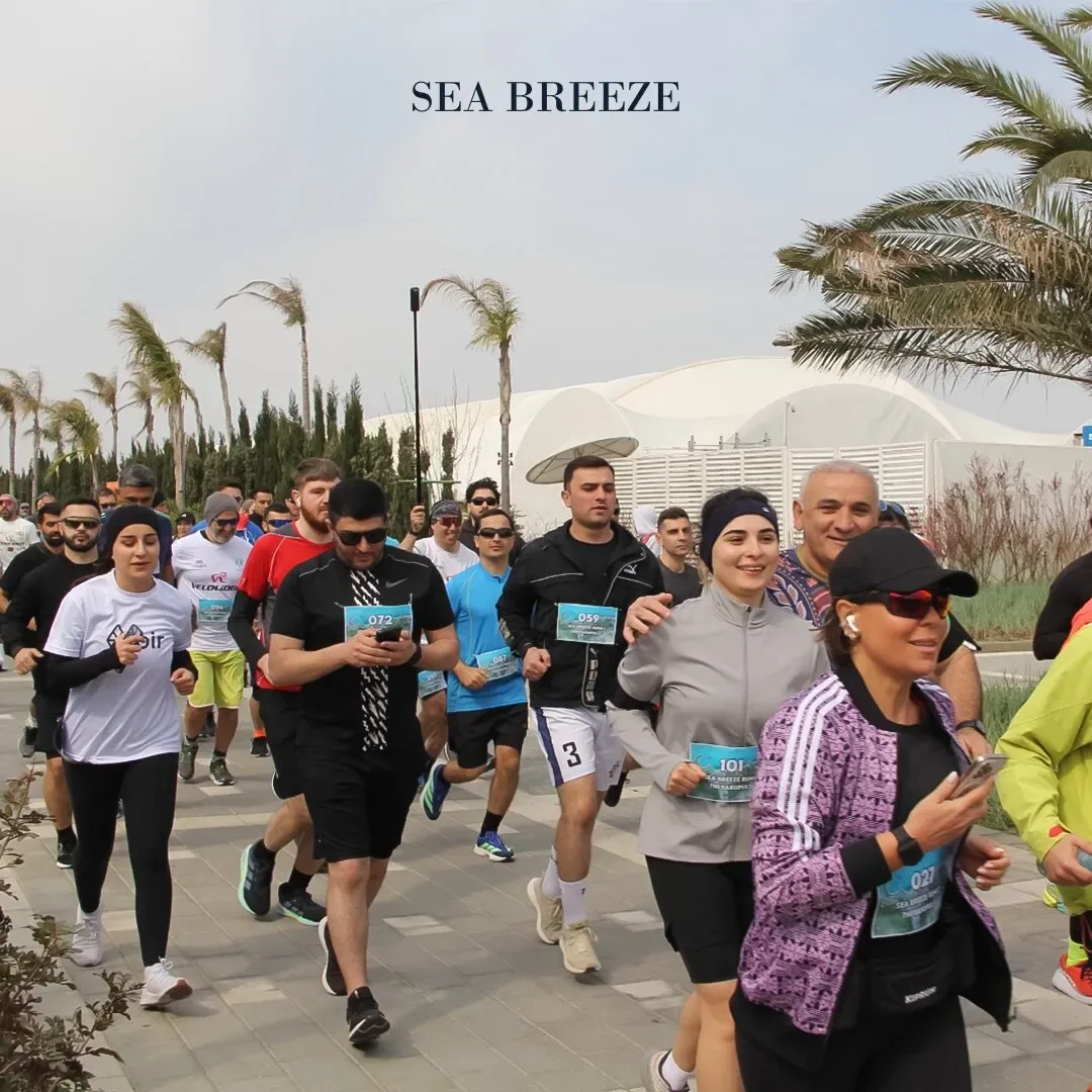Sea Breeze Run #2: бегуны у белого шатра